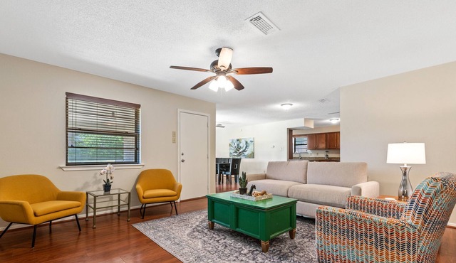 Spacious Mid Cities - 4BR Home - 10 Min to DFW