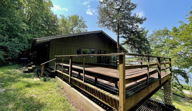 Spacious Midcentury Home right on the Mississippi River!
