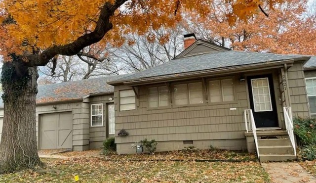 Spacious Midtown 4 bedroom, 3 bath house with private yard. Close to Expo Center