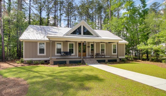 Spacious Midway Cottage with Porches, Near Hunting!