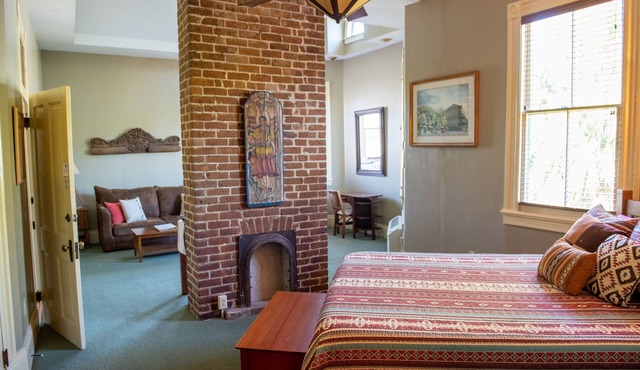 Spacious Mission Suite at The Lookout Inn in the colorful Bywater neighborhood!