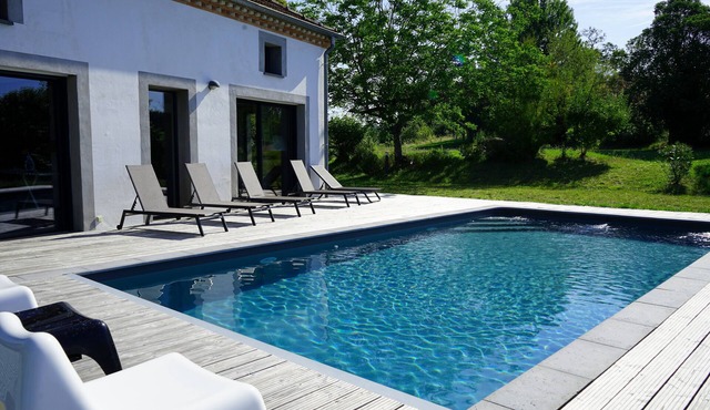SPACIOUS, MODERN FAMILY HOUSE - WITH SWIMMING POOL