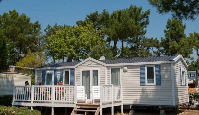 Spacious Mobile Home for 6 with Terrace