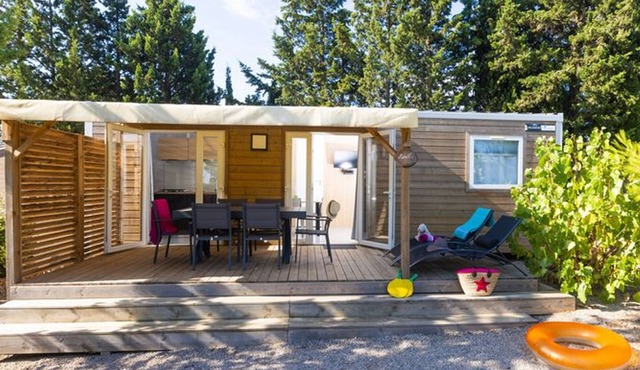 Spacious mobile home with terrace for 8 people