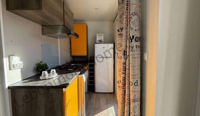 Spacious mobile home with terrace for 6 people