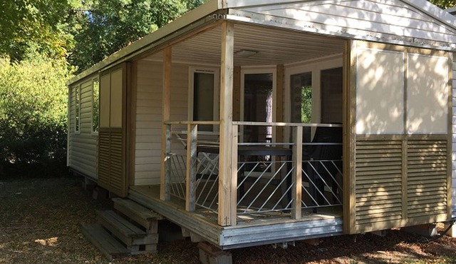 Spacious mobile home with terrace in Luynes for 7 people