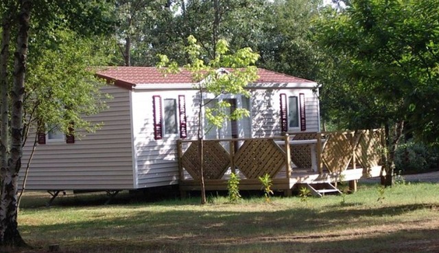 Spacious mobile home with terrace for 6 people