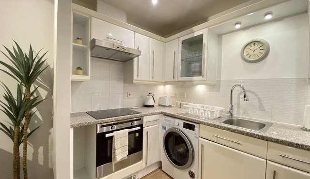 Spacious modern 2 bedroom. Family & contractor friendly. Free parking