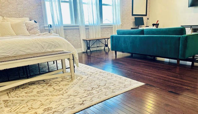 Spacious, modern studio located just south of beautiful Franklin, TN