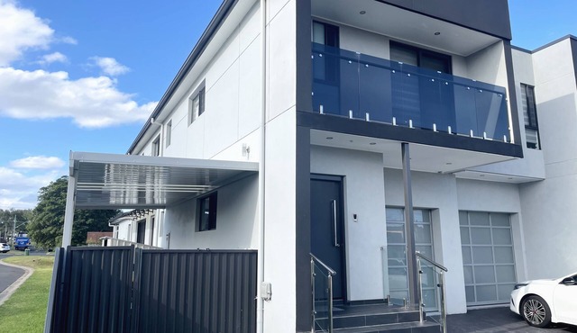 Spacious, Modern 2 En-suite Duplex w/Garage