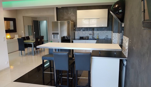 Spacious modern apartment - close to beaches and avenue 83