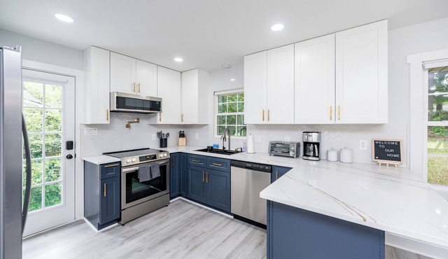 Spacious & modern 10 guest retreat near Downtown & North Hills w/fenced yard