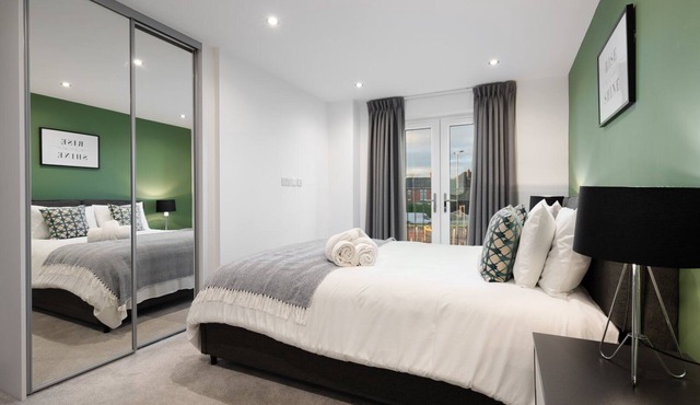 Spacious modern 2BR Old Trafford + Free Parking