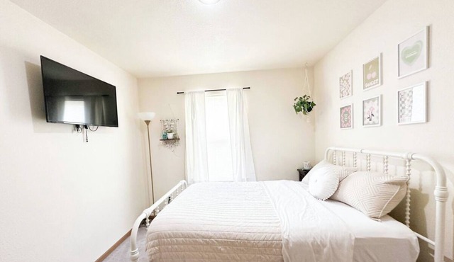 Spacious/Modern 3-bedroom townhome, Quiet Culdesac, Fire Pit, TV every Room