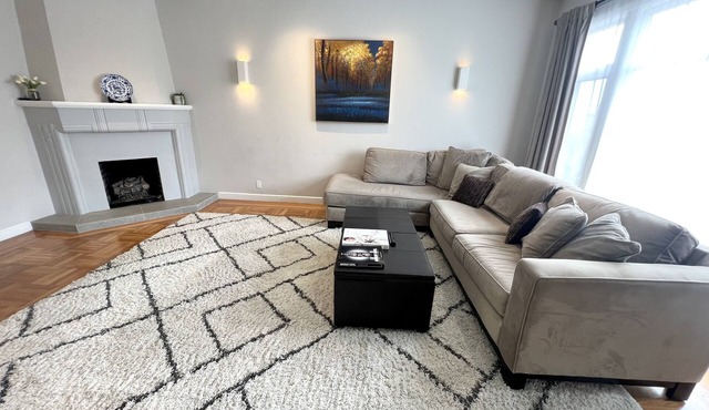 Spacious modern 3BR/3BA House with yard, hottub & parking - with flexible lease!