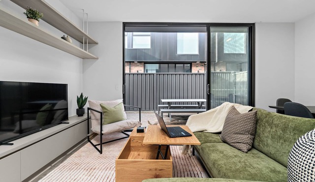 Spacious Modern 3BR Townhouse Close to CBD | Parking