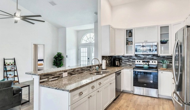 Spacious, modern 4-bedroom house with private pool!