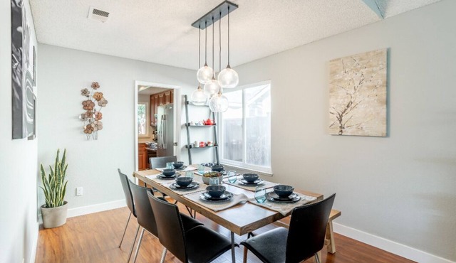 Spacious modern 4B2B house-W/D-Parking-foosball