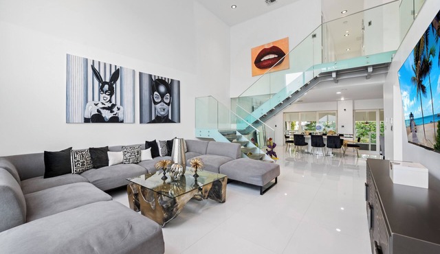 Spacious modern 6-bedroom villa in charming venetian islands