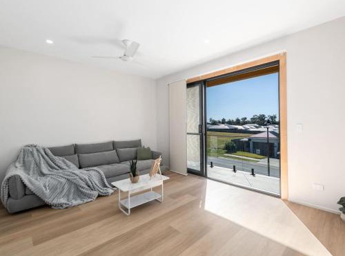 Spacious Modern 6BR Family Home in Pallara QLD