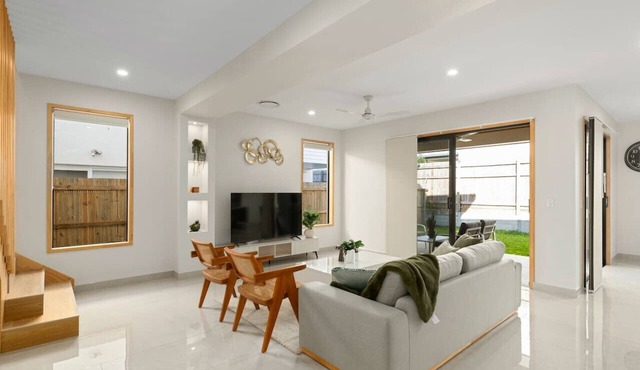 Spacious Modern 6BR Family Home in Pallara QLD