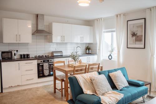 Spacious & Modern 8-Bed Home - Sleeps 13 - Parking