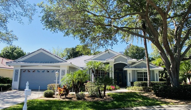 Spacious, Modern and Luxury Home in Gated Golf Community w Private Pool