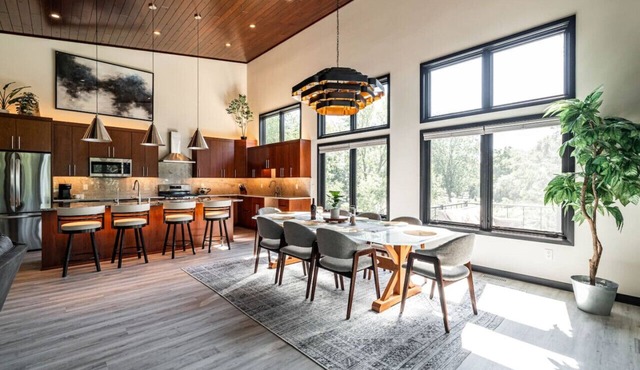 Spacious Modern Build, 4 BD/4 BA, Near Downtown and Hwy