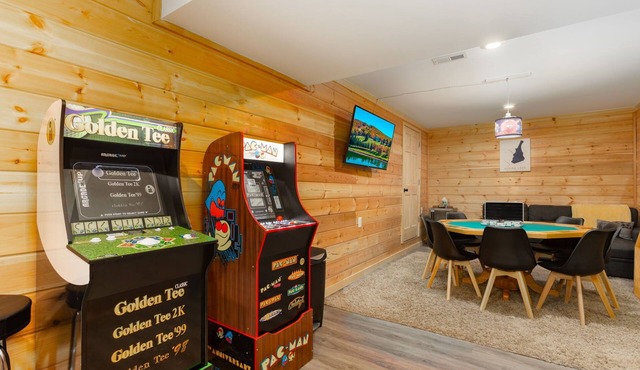 Spacious, modern cabin w/resort perks, firepit and dog friendly