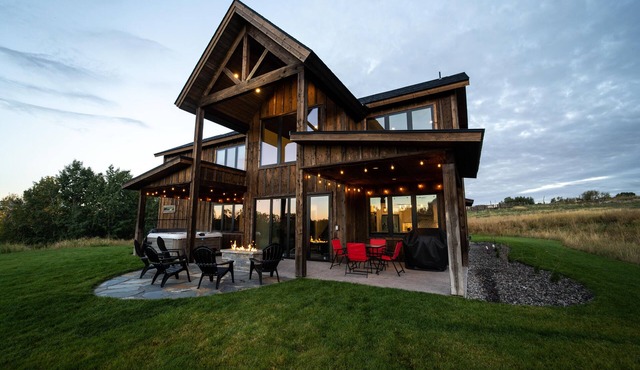 Spacious Modern Cabin w/4 Master Suites & Jacuzzi