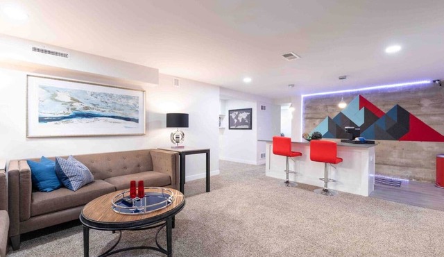 Spacious, Modern & Central 2 Bed/2 Bath by DU