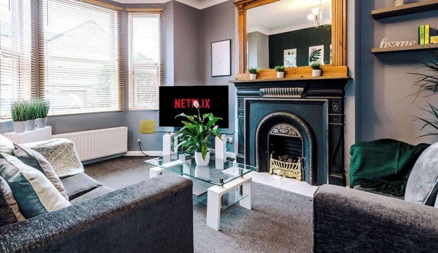 Spacious Modern Chester Home - Great Location