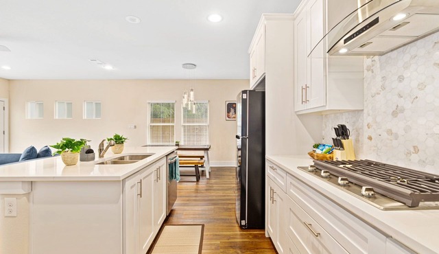 Spacious Modern Chic 5BR Home in Dallas - 9 Beds!