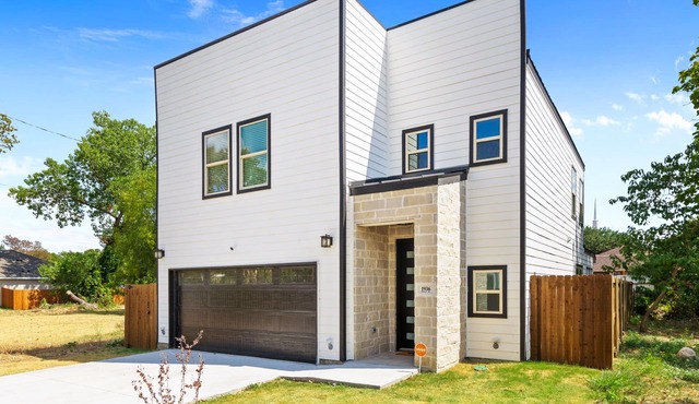 Spacious Modern Chic 5BR Home in Dallas - 9 Beds!