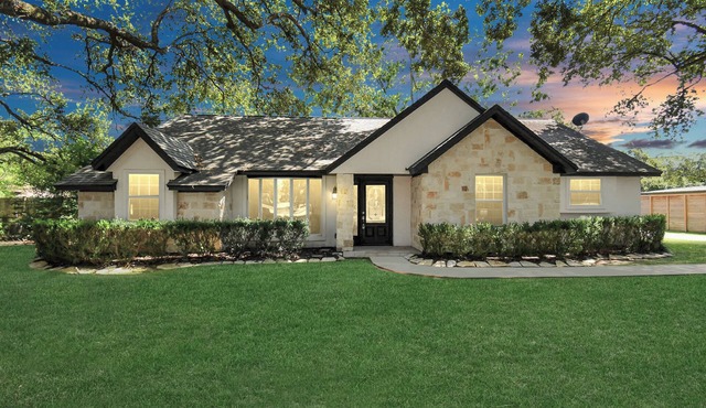 Spacious Modern Cottage Perfect for Families & Pets ~ Gated Parking ~ Sleeps 9+