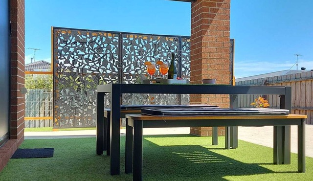 Spacious modern dog & family friendly home, close to the beach