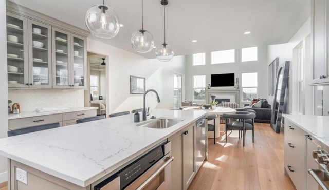 Spacious, Modern, Executive 6-bedroom + office home in Lehi