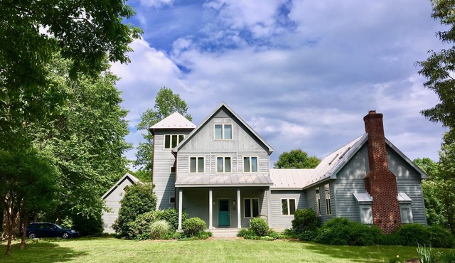 Spacious Modern farmhouse near CHO airport, weddings, wineries, national park!