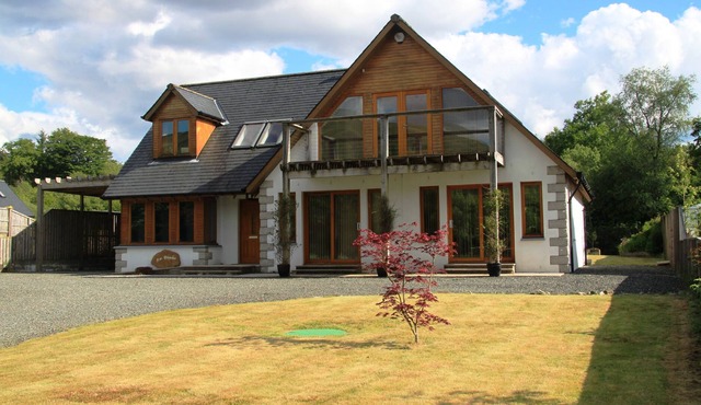 Spacious Modern Family House with Mountain Views.