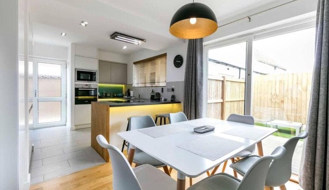 Spacious Modern Garden Family Home