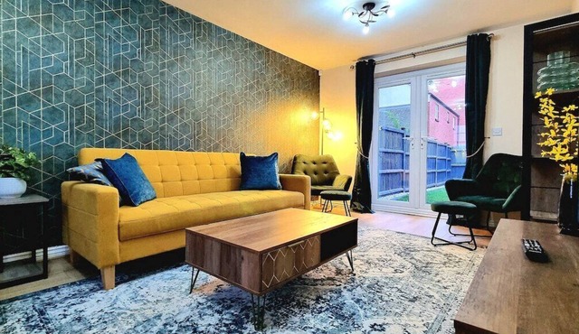 Spacious Modern House | Long Stay Discounts | Great Location