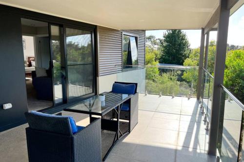 Spacious modern Gem Cozy Haven Lake & Beach oasis.