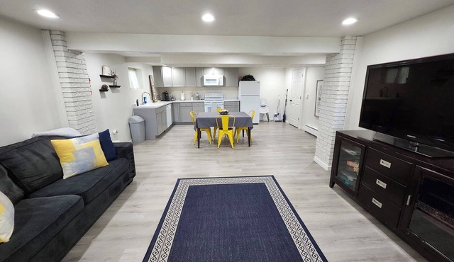 Spacious & Modern Guest Apartment with Private Entrance