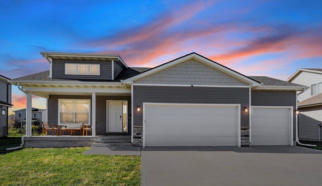 Spacious Modern Home-20 minutes from Des Moines