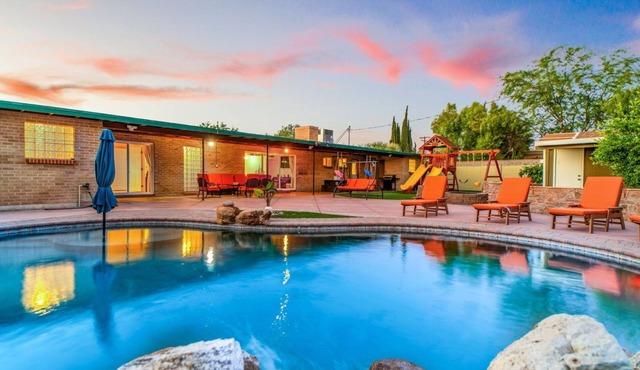 Spacious modern home pool, play yard, families, professionals, extended stays.