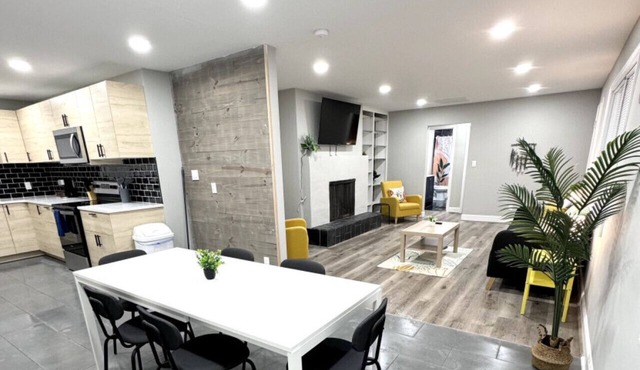 Spacious Modern Home near Furniture Market