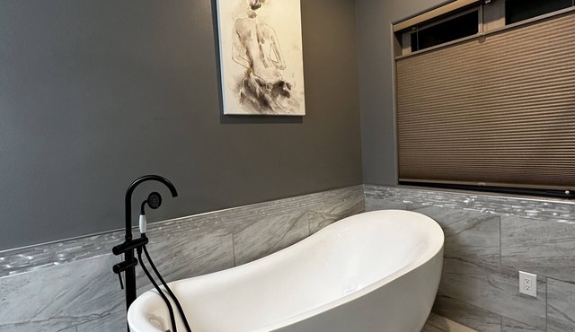 Spacious Modern Home with a Perfectly Convenient Location!