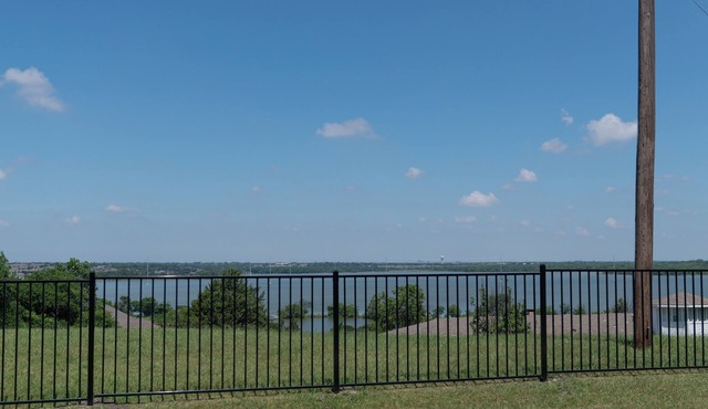 Spacious Modern Home with Lake view in Dallas, great amenities/full Kitchen/Wifi