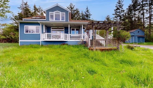 Spacious, Modern House with Stunning Bay Views - Lopez Village and Marina