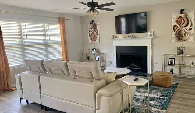 Spacious, Modern House with Cozy Fireplace, Home Office and Master Suite